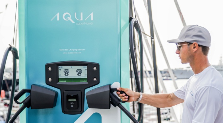 4 Aqua 75 DC marine fast charger with AquaLink technology