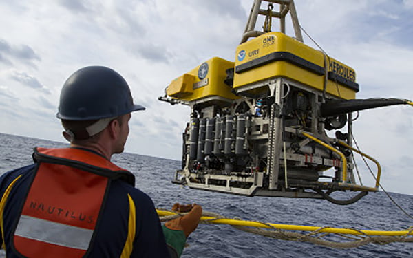 2 LAUNCH ROV Hercules Suspended