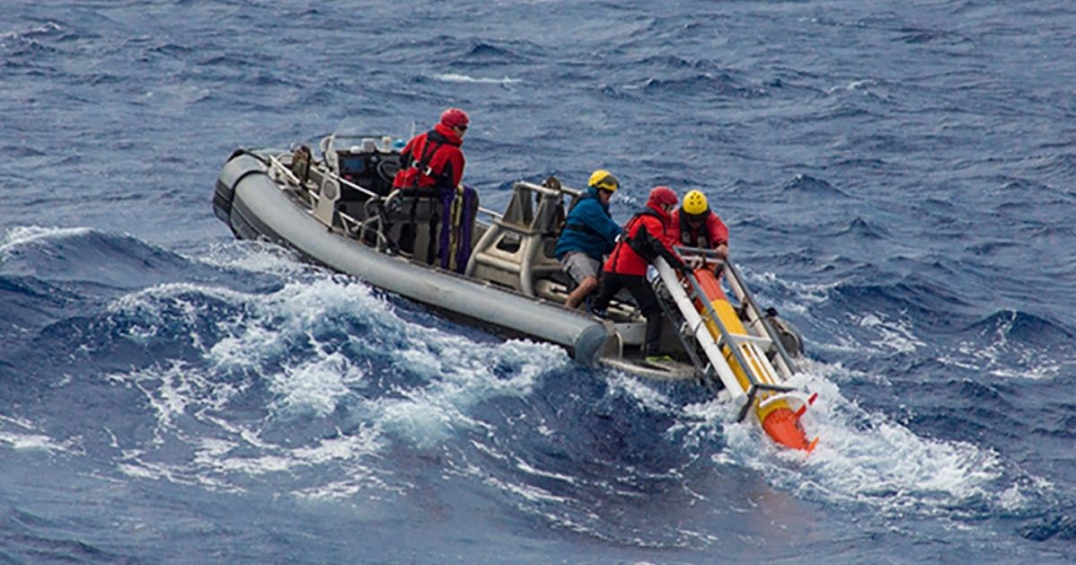 Scientists and engineers from MBARI and the University of Hawai‘i deployed a trio of autonomous vehicles from the Schmidt Ocean Institute’s R/V Falkor to investigate phytoplankton communities in an ocean eddy north of the Hawaiian Islands. The team is recovering an AUV on leg on of the mission. Photo by Thom Hoffman/courtesy of Schmidt Ocean Institute.