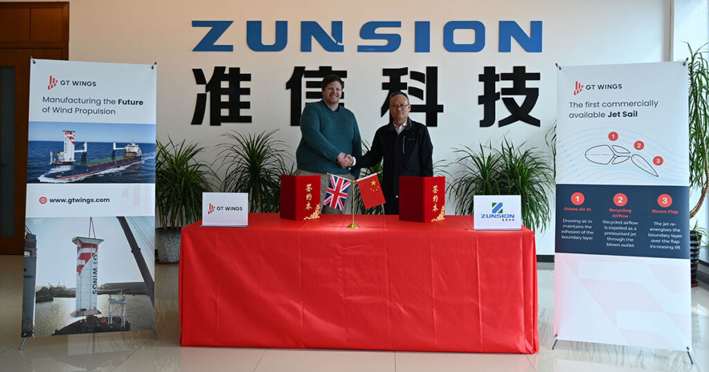 Jonathan Burton, COO of GT Wings (L), with Xu Jinbiao, CEO of Zunsion Technology (R)