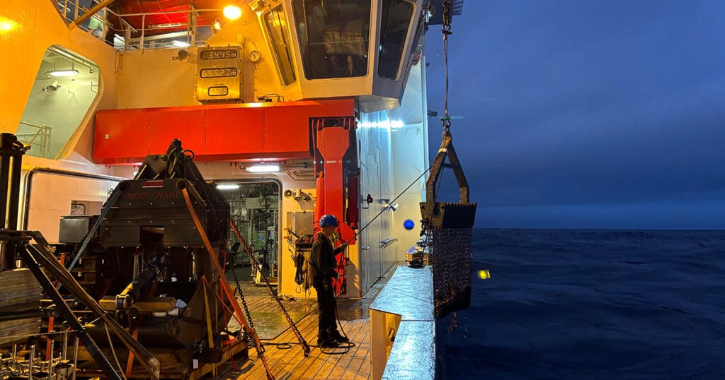 The chain bag dredge is being hauled back on board during the sampling expedition in the South Pacific with the research vessel SONNE.