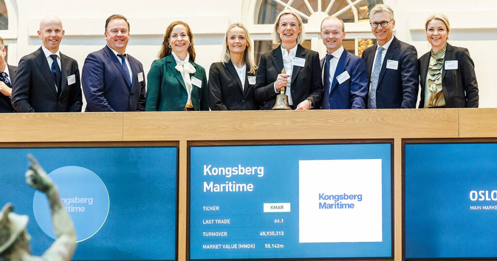 Kongsberg Maritime ASA CEO Lisa Edvardsen Haugan (5th from left) and the Kongsberg Maritime Executive Management Team celebrate the listing at the Oslo Stock Exchange.