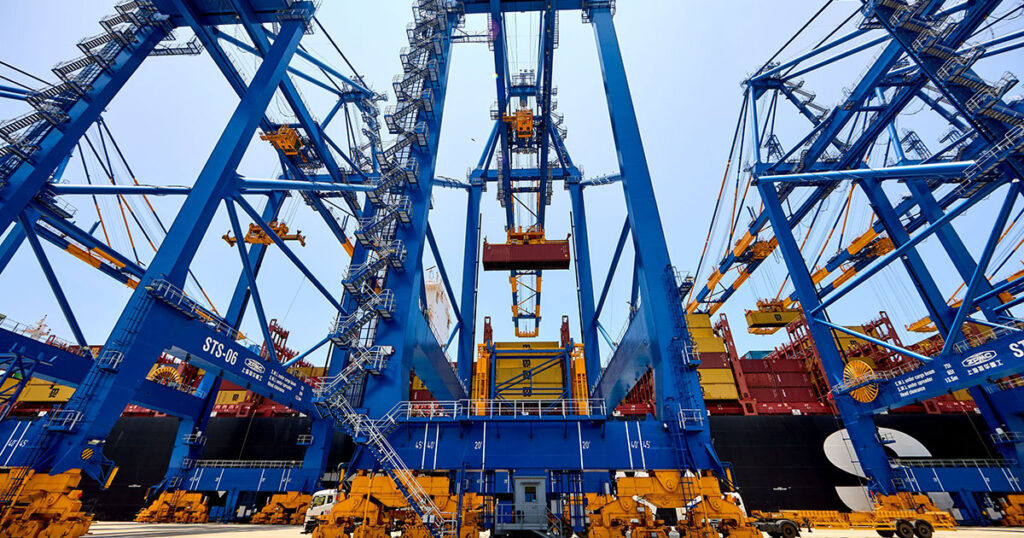 Waterside automation solution to support container terminals in their transition toward autonomous operations.
