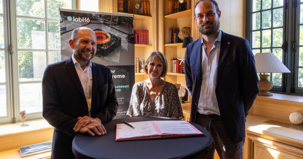 Bruno Desruelle (Exail), Christelle Bahier-Porte (UJM), and Melchior Faure (CNRS) signed the renewal agreement for the LabH6 joint laboratory on May 27, 2026, at Château Saint-Léger in Saint-Germain-en-Laye, marking the launch of a new phase of collaboration dedicated to developing ever more advanced fiber sensors for the world's most demanding environments.