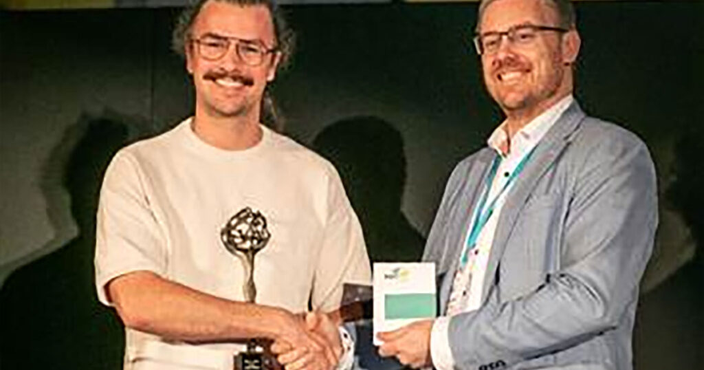 The IADC Young Pitch Talk award was handed over by IADC’s Secretary General Arnold de Bruijn (left) to Sem Geerts for his presentation “How do tidal sandbanks in sediment-scarce environments recover from large-scale sand extraction?”