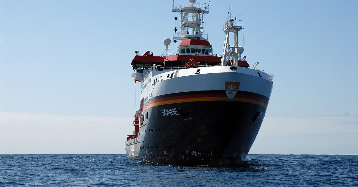After a stopover in Honolulu, the SONNE now heads back to the Hess Rise, one of the largest and, at the same time, least explored volcanic plateaus on Earth. An international research team led by Dr. Jörg Geldmacher aims to test various hypotheses regarding the formation of the plateau.