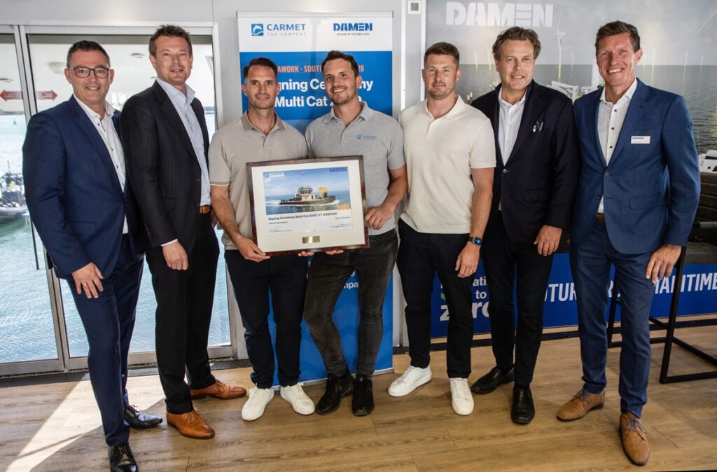Leon Fijnekam (Commercial Manager Damen Shipyards Hardinxveld), Wijtze van der Leij (Sales Manager UK, Damen), Joshua Metcalfe (Managing Director, Carmet Tug Company), Patrick Metcalfe (Marine Manager, Carmet Tug Company), Nathan Collins (Technical Manager, Carmet Tug Company), Arnout Damen (CEO Damen Shipyards Group), Jeroen van Woerkum (Managing Director Damen Shipyards Hardinxveld).