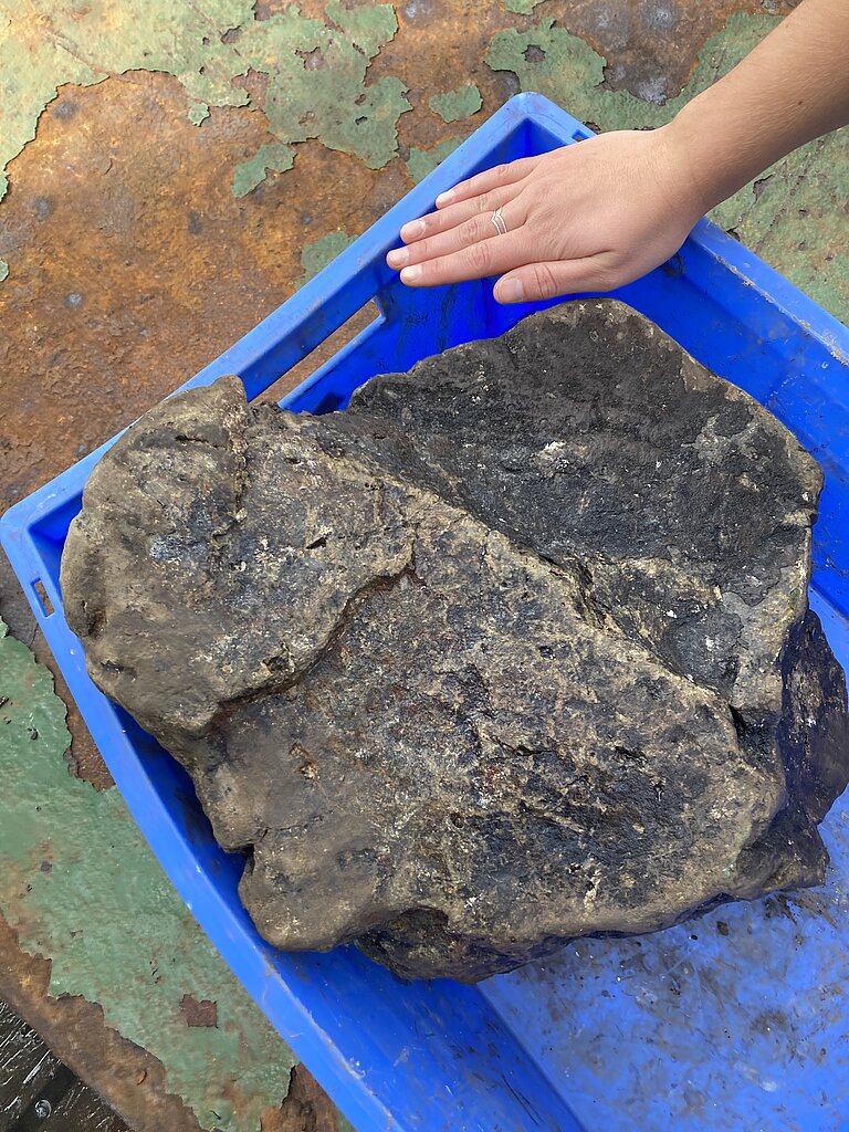 Each sample taken from the seabed is like a piece of a jigsaw puzzle. By analyzing their age and chemical composition, researchers can determine the conditions and processes involved in their formation. 