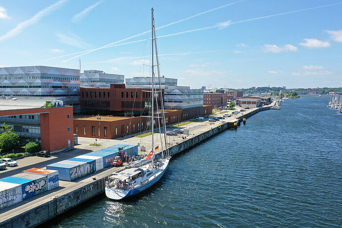 The research sailing boat in front of the GEOMAR building. The Malizia Explorer is a sailing boat that has been converted for research purposes. Operated by professional sailor Boris Herrmann and his Team, it has been sailing the world’s oceans since April 2025. (Image credit: Sarah Uphoff, GEOMAR)