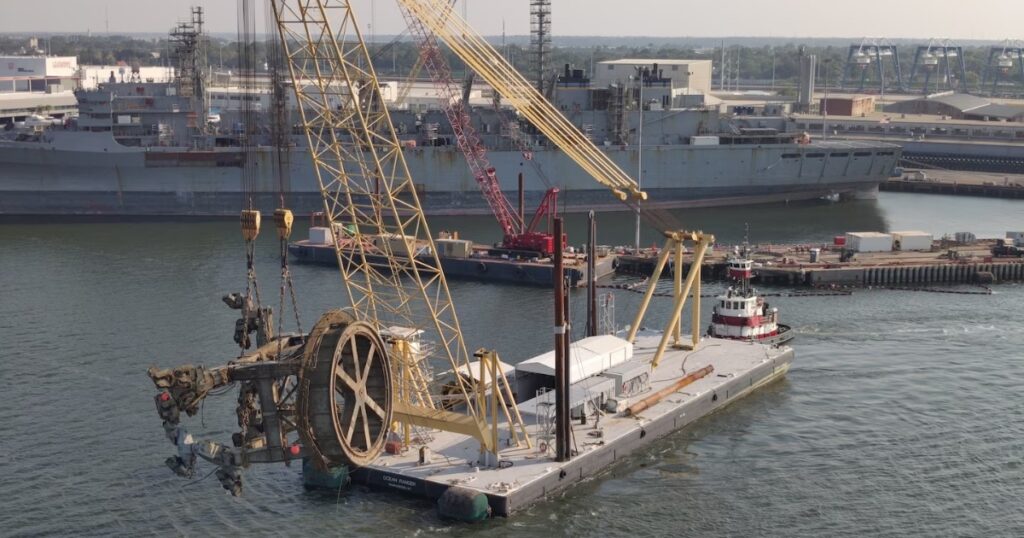 The successful removal of the crane. (Credit: USCG)