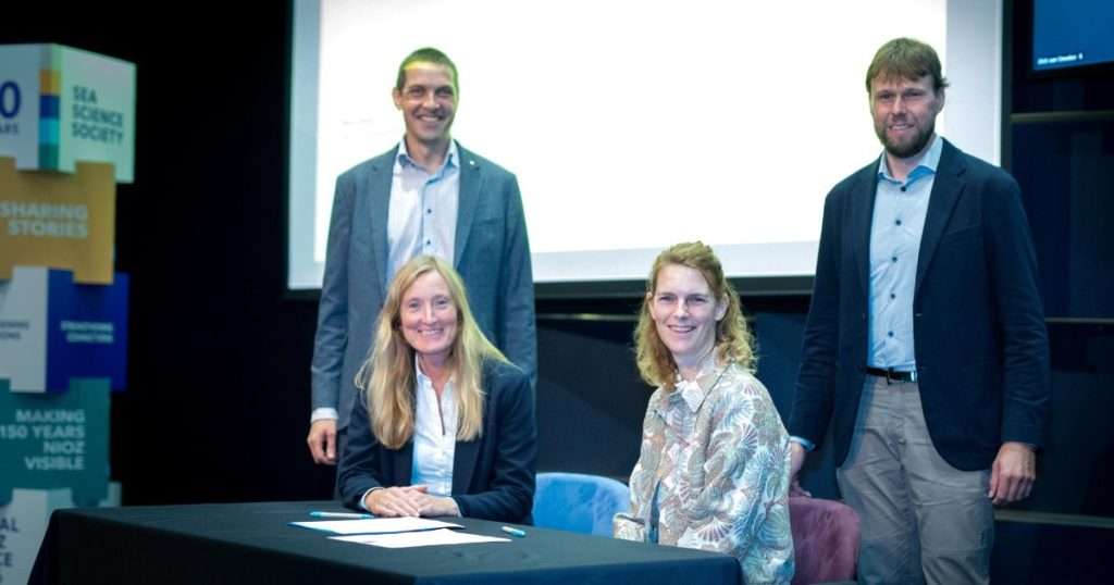 Maaike van de Kamp-Romijn, Managing Director of NIOZ and Mieke Langedijk, Director of Network Development at Rijkswaterstaat Noord Nederland signed the partnership (Image credit: Anneke Hymmen, NIOZ)