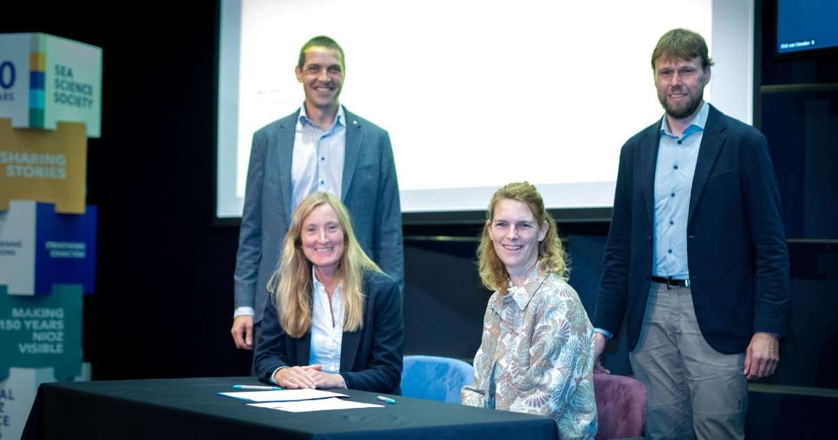 Maaike van de Kamp-Romijn, Managing Director of NIOZ and Mieke Langedijk, Director of Network Development at Rijkswaterstaat Noord Nederland signed the partnership (Image credit: Anneke Hymmen, NIOZ)