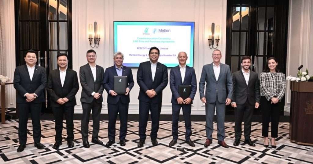 Left to right: Rosdi Ab Rahman, Chief Executive Officer, PETRONAS LNG Ltd.; Nik Mohsain Harjuda Nik Ahmad, Chief Executive Officer, PETCO Trading (UK) Limited (PTUK); Ezran Mahadzir, Vice President, LNG Marketing and Trading, PETRONAS; Datuk Adif Zulkifli, Executive Vice President & Chief Executive Officer, Gas & Maritime Business, PETRONAS; Tan Sri Tengku Muhammad Taufik, President and Group CEO PETRONAS; Panayotis Kanellopoulos, Chief Executive Director, International Energy Supply & Trading, METLEN; Constantinos Babladimos, LNG Trading Director, METLEN; Ioannis Polities, Senior LNG Trader, METLEN; Athina Askianaki, Legal Counsel, METLEN. (Image credit: PETRONAS)