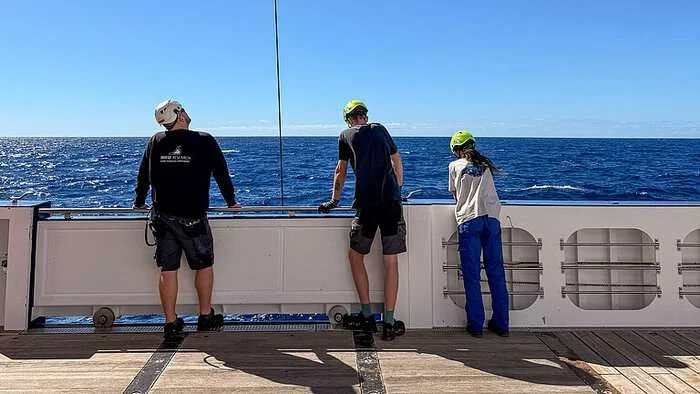 Work on board the MARIA S. MERIAN. The researchers will be at sea in the Atlantic between the Azores and Cape Verde from October 10 to November 5. (Image credit: Paula Ehlebracht, GEOMAR)