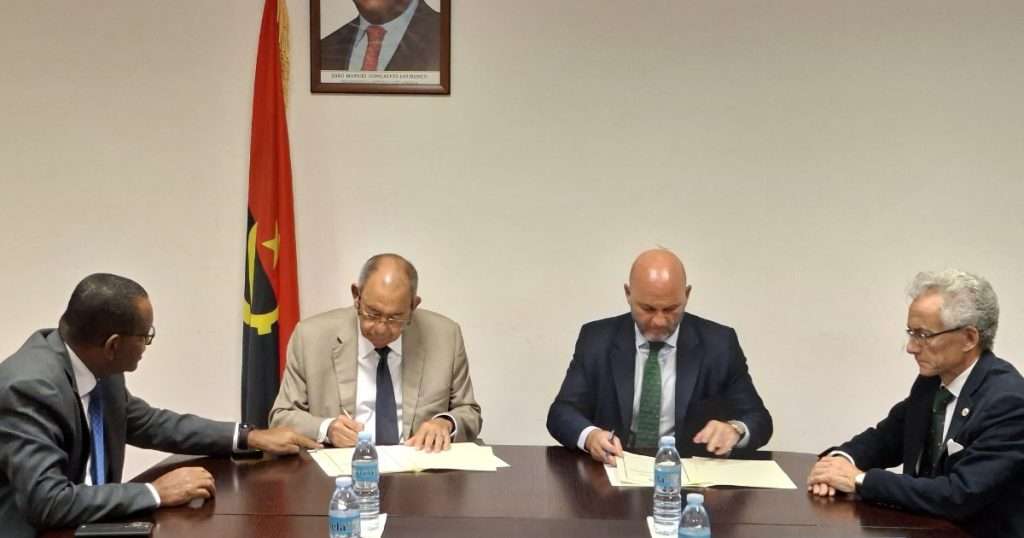 Alvaro Lobo (Navantia Commercial director for Africa) and General Luis Manuel da Fonseca Sotto Maior Pizarro (President of Simportex). (Image credit: Navantia)