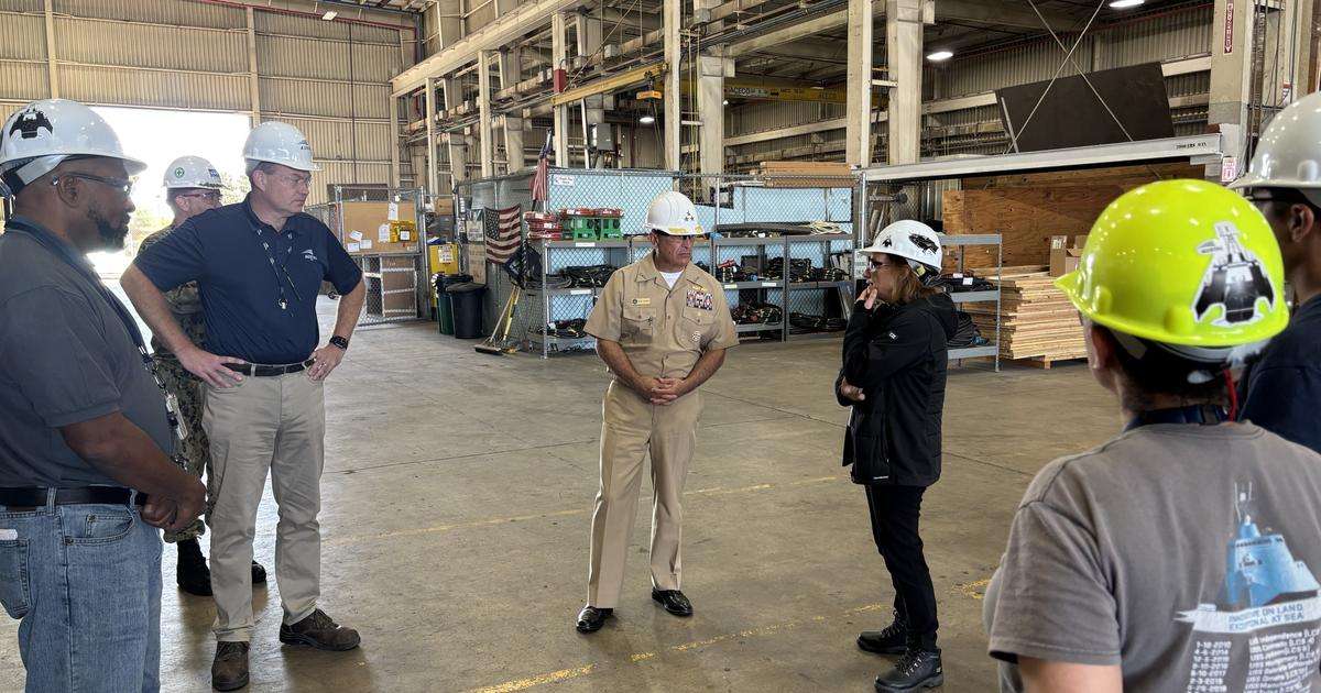 VADM Cahill engages with the specialists and technicians performing ship maintenance on LCS 24. (Image credit: Austal USA)