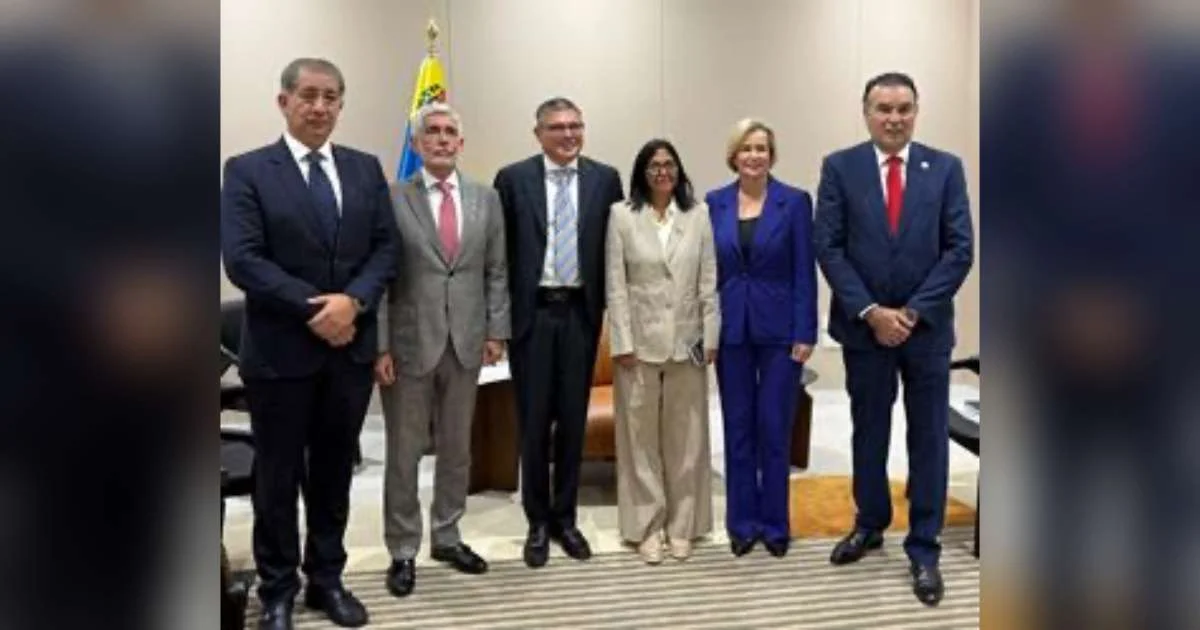 L - R: Camilo Valencia, COO, New Stratus Energy; Jose Francisco Arata, CEO, New Stratus Energy; Lorenzo Simonelli, Chairman & CEO, Baker Hughes; Delcy Rodriguez, Interim President Of Venezuela; Maria Claudia Borras, Chief Growth & Experience Officer & Industrial & Energy Technology, Executive Vice President, Baker Hughes; Hector Fuentes, President & CEO, Lindsayca. (Credit: Baker Hughes)